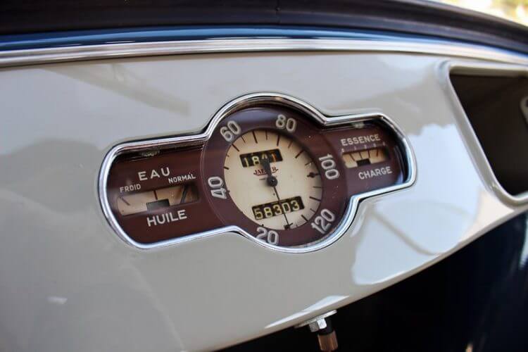 1949 Renault 4CV speedometer