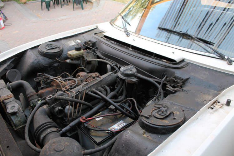1973 Peugeot 504 Cabriolet engine