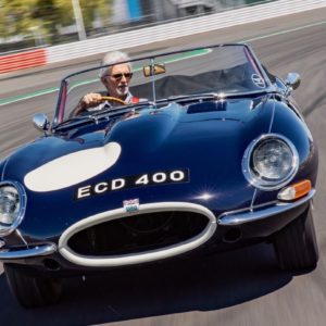 Damon Hill drives his Dad's debut winning 1961 Jaguar E-Type